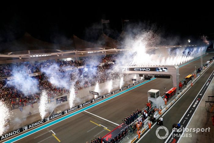 Los fuegos artificiales iluminan el cielo al final de la carrera