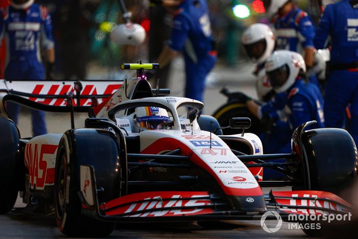 Mick Schumacher, Haas VF-22, en boxes