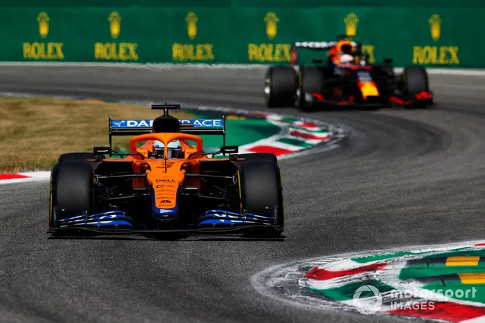 Daniel Ricciardo, McLaren MCL35M, Max Verstappen, Red Bull Racing RB16B