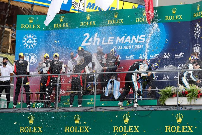 Podio: ganadores #7 Toyota Gazoo Racing Toyota GR010 - Hybrid Hypercar, Mike Conway, Kamui Kobayashi, José María López, segundo lugar #8 Toyota Gazoo Racing Toyota GR010 - Hybrid Hypercar, Sebastien Buemi, Kazuki Nakajima, Brendon Hartley, tercer lugar #36 Alpine Elf Matmut Alpine A480 - Gibson Hypercar, André Negrão, Nicolas Lapierre, Matthieu Vaxiviere