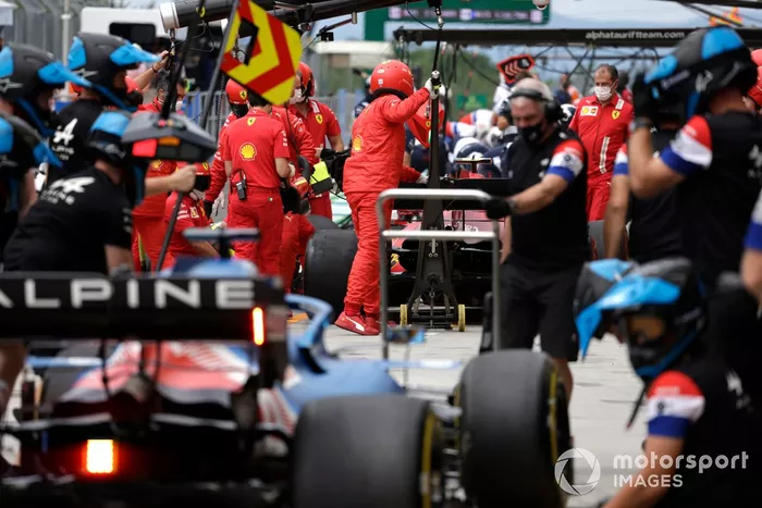 Mecánicos de Ferrari en el pit lane
