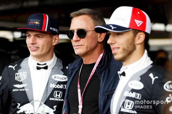 Max Verstappen, Red Bull Racing, el actor Daniel Craig, y Pierre Gasly, Red Bull Racing