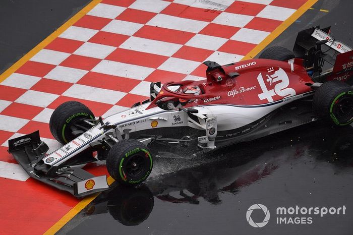 Kimi Raikkonen, Alfa Romeo Racing C38, sale de la grava