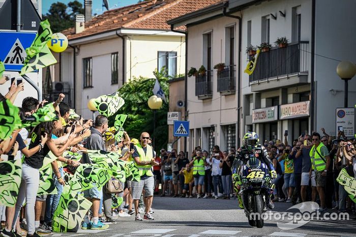 Valentino Rossi, Yamaha Factory Racing en las calles de Tavullia