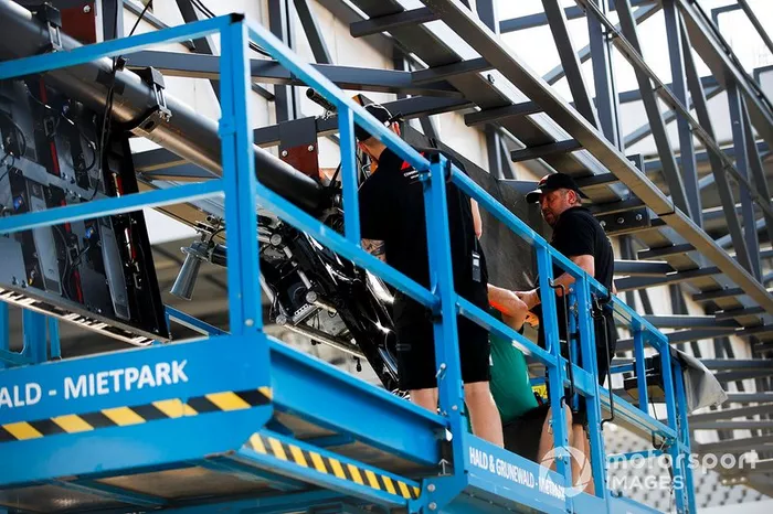 Reparación de las luces después de que un autobús se estrelló contra las luces.