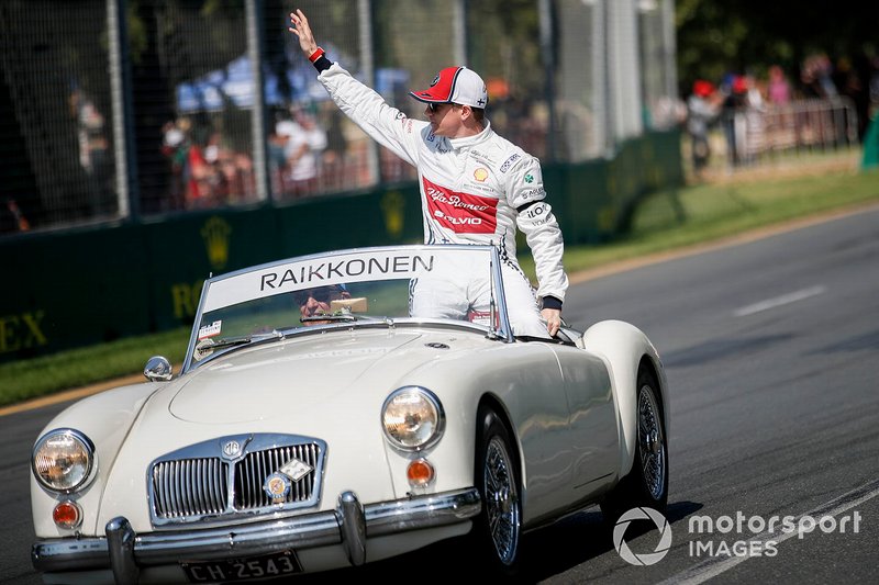 Kimi Raikkonen, Alfa Romeo Racing C38, durante la drivers parade