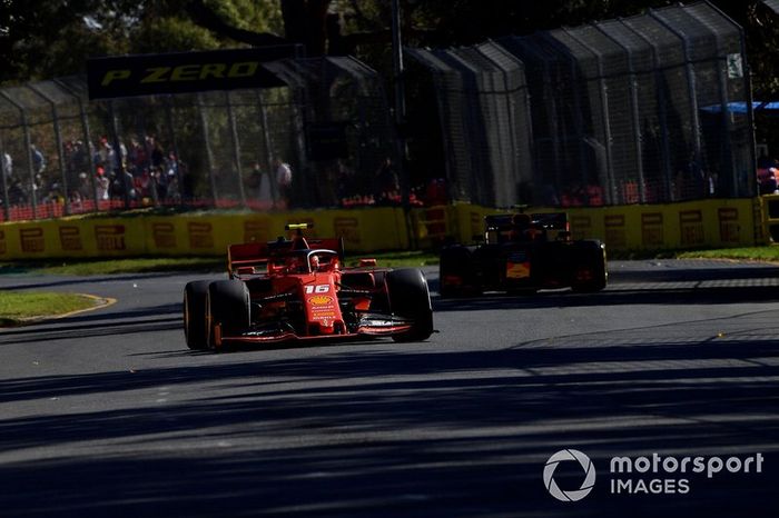 Charles Leclerc, Ferrari SF90, y Pierre Gasly, Red Bull Racing RB15