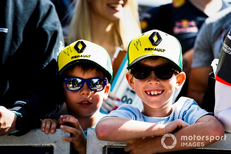 Young Renault fans