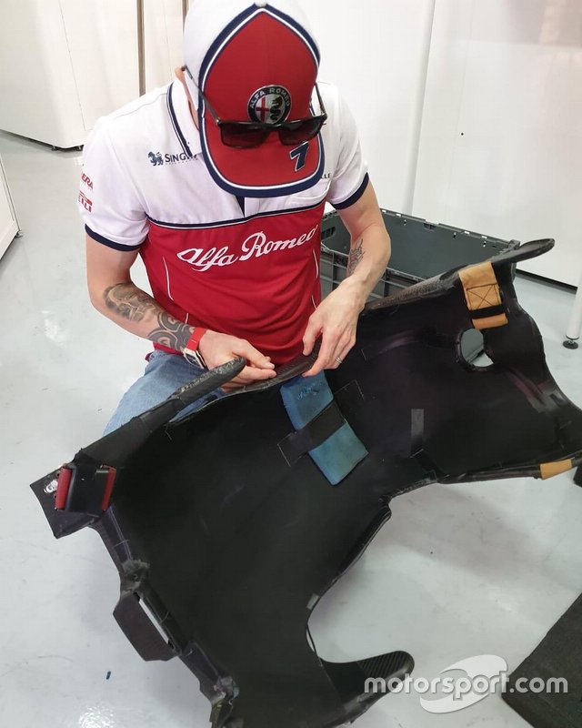 Kimi Raikkonen, Alfa Romeo Racing, repara su asiento