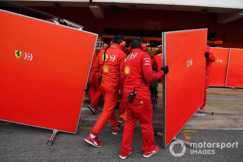 Ferrari mechanics with garage screens