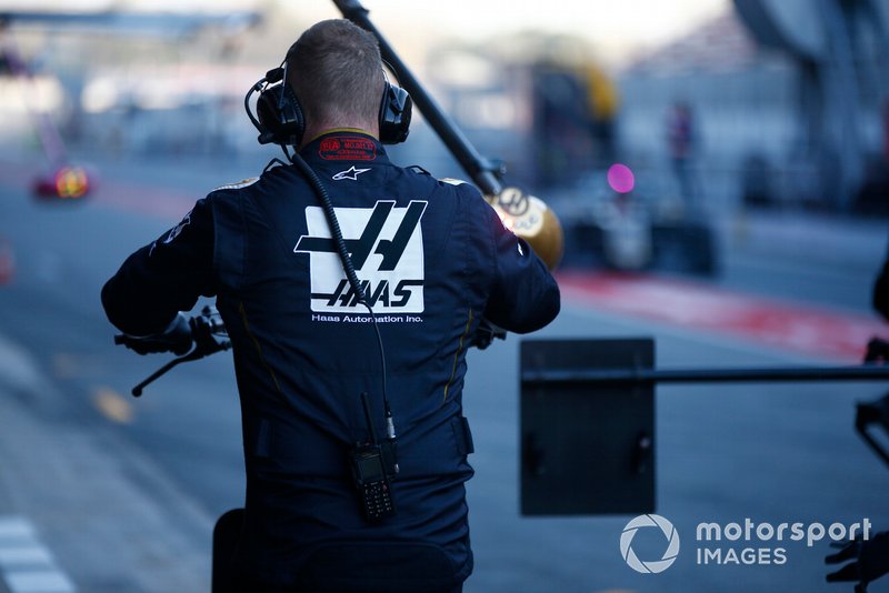 Un mécanicien Haas F1