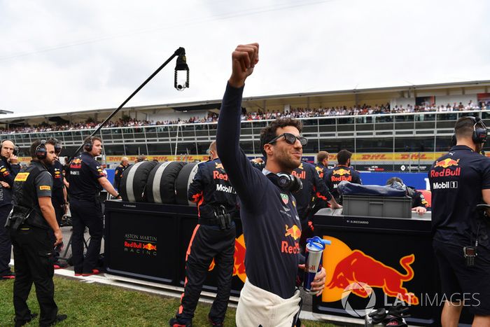 Daniel Ricciardo, Red Bull Racing saluda en la parrilla