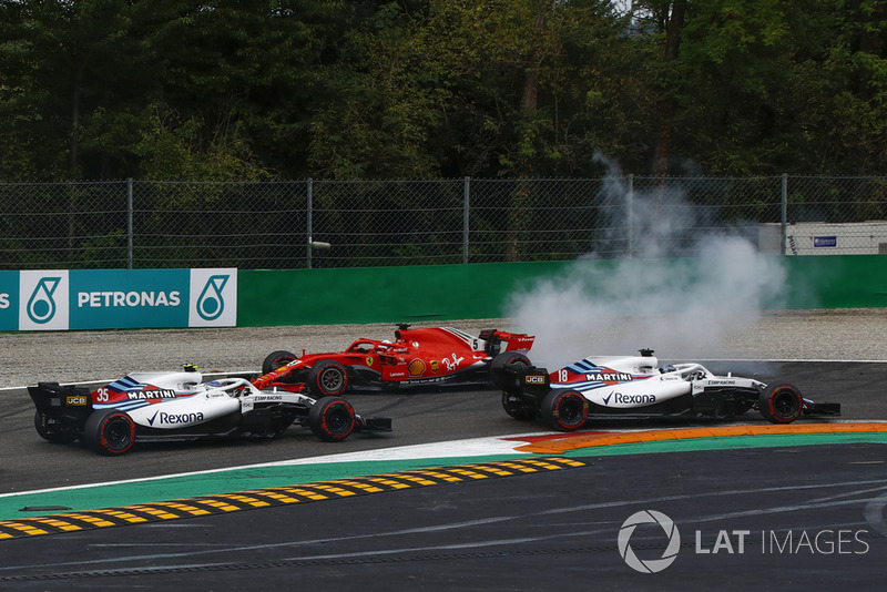 Sebastian Vettel, Ferrari SF71H melintir setelah senggolan dengan Lewis Hamilton, Mercedes AMG F1 W09