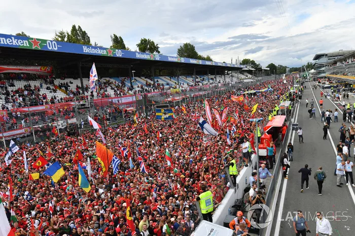 Fans en la recta principal de Monza