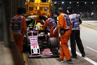 Oficiales mueven el coche de Esteban Ocon, Racing Point Force India VJM11, después de chocar en la primera vuelta