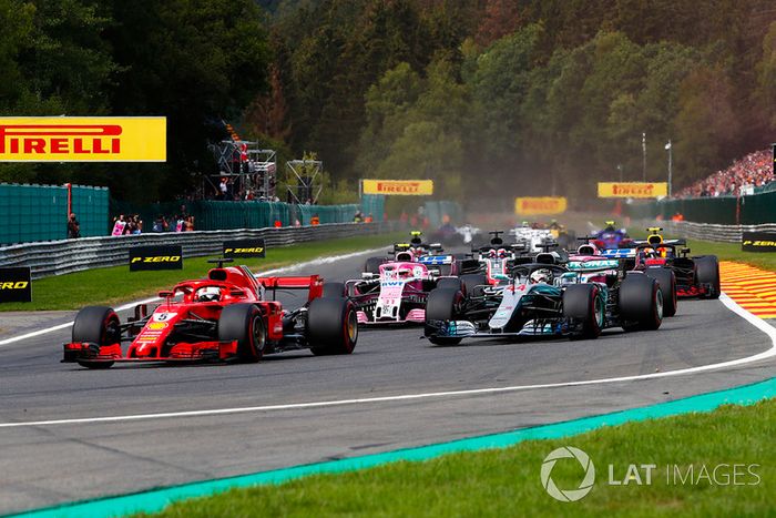 Sebastian Vettel, Ferrari SF71H, lidera a Lewis Hamilton, Mercedes AMG F1 W09, Esteban Ocon, Racing Point Force India VJM11, y Sergio Perez, Racing Point Force India VJM11, al inicio
