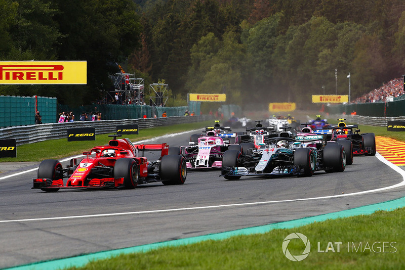 Себастьян Феттель (Ferrari SF71H) випереджає Льюіса Хемілтона (Mercedes AMG F1 W09)