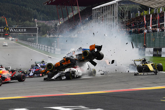 Fernando Alonso, McLaren MCL33 crashes at the start