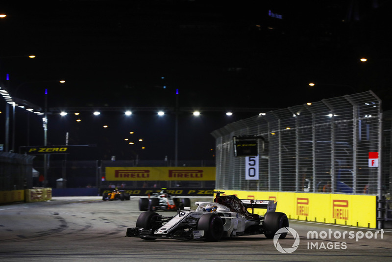 Marcus Ericsson, Sauber C37, leads Kevin Magnussen, Haas F1 Team VF-18