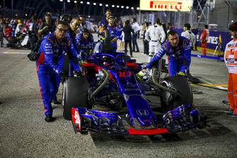 Pierre Gasly, Scuderia Toro Rosso STR13 on the grid