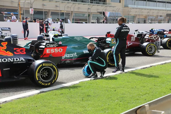 Lewis Hamilton y Valtteri Bottas, Mercedes, miran el Red Bull Racing RB16B