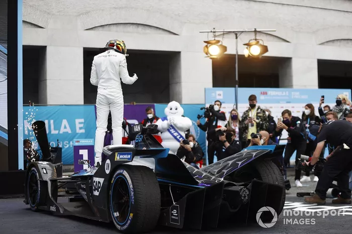 Stoffel Vandoorne, Mercedes-Benz EQ celebra la victoria en el parque cerrado