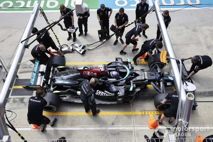 Lewis Hamilton, Mercedes W12 pit stop