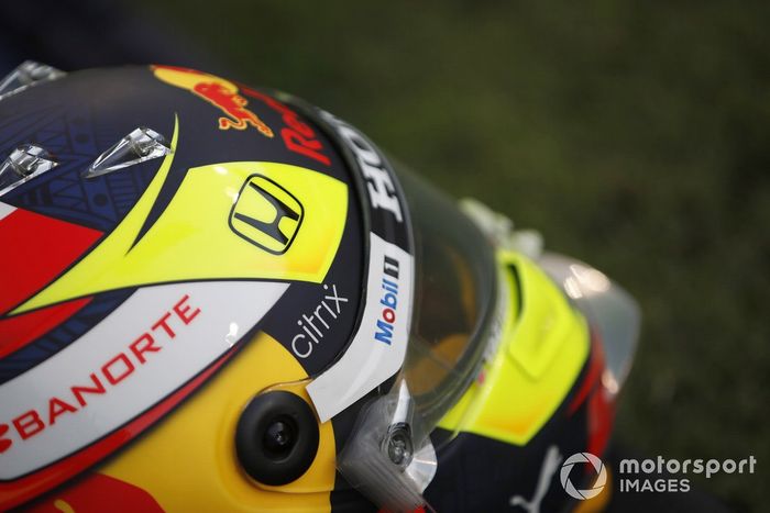 Detalle del casco de Sergio Pérez, Red Bull Racing