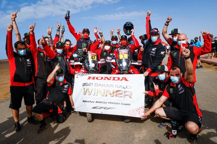 #47 Monster Energy Honda Team: Kevin Benavides celebra con el equipo