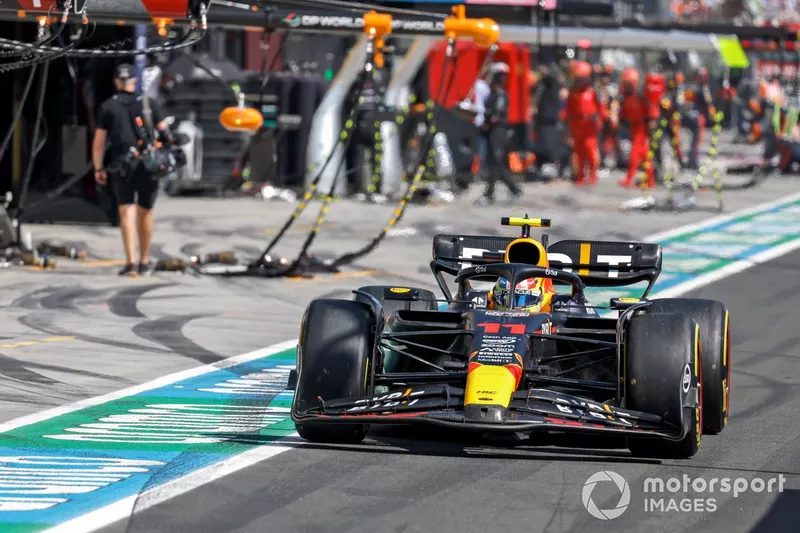 Sergio Perez, Red Bull Racing RB19, nella corsia dei box