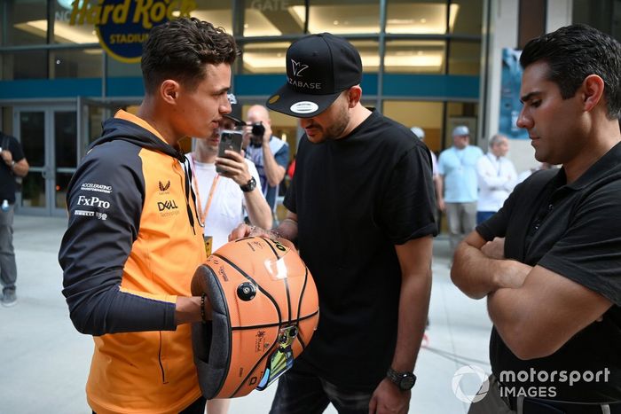 Lando Norris, McLaren con un casco con temática de baloncesto de la NBA