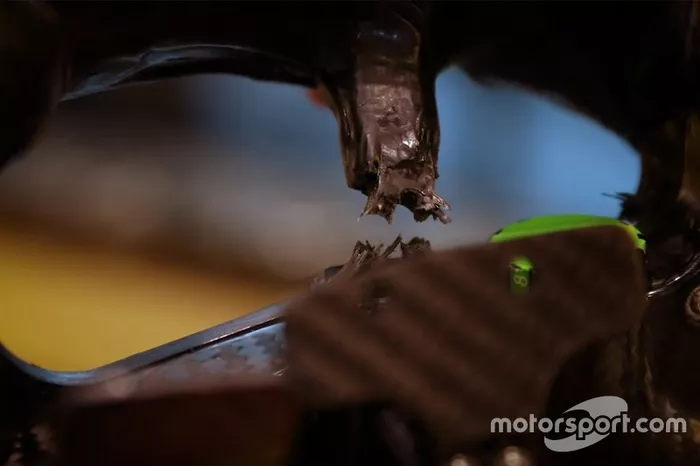 Volante de Fernando Alonso quebrado