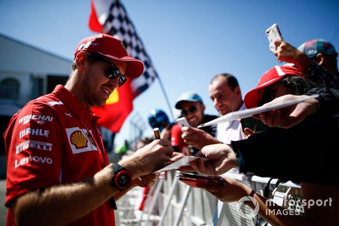 Sebastian Vettel, Ferrari firma un autógrafo para un fan