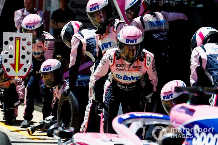 El equipo de Racing Point practica su simulacro de parada en boxes