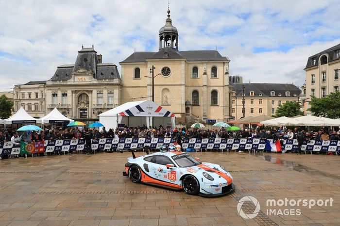#86 Gulf Racing Porsche 911 RSR: Michael Wainwright, Benjamin Barker, Thomas Preining