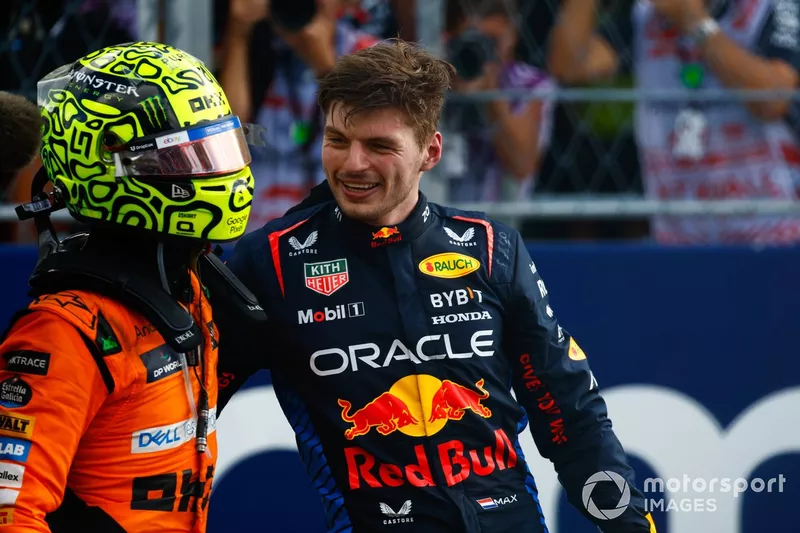 Max Verstappen, Red Bull Racing, 2e position, félicite Lando Norris, McLaren F1 Team, 1re position, au Parc Ferme.