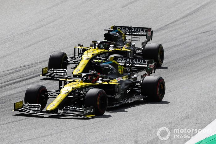 Esteban Ocon, Renault F1 Team R.S.20, leads Daniel Ricciardo, Renault F1 Team R.S.20