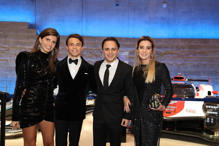 Nyck De Vries, Mercedes-Benz EQ, ganador del Campeonato Mundial de Pilotos de Fórmula E ABB FIA, con Felipe Massa, Presidente de la Comisión Internacional de Karting de la FIA