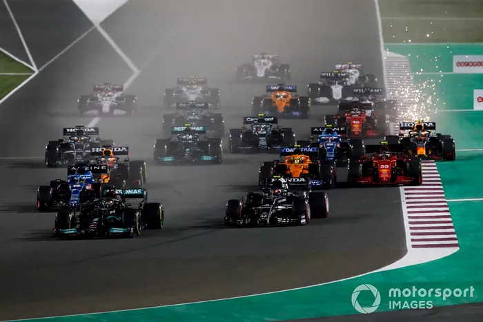 Arrancada: Lewis Hamilton, Mercedes W12, Pierre Gasly, AlphaTauri AT02, Fernando Alonso, Alpine A521, Lando Norris, McLaren MCL35M, Carlos Sainz Jr., Ferrari SF21 y el resto