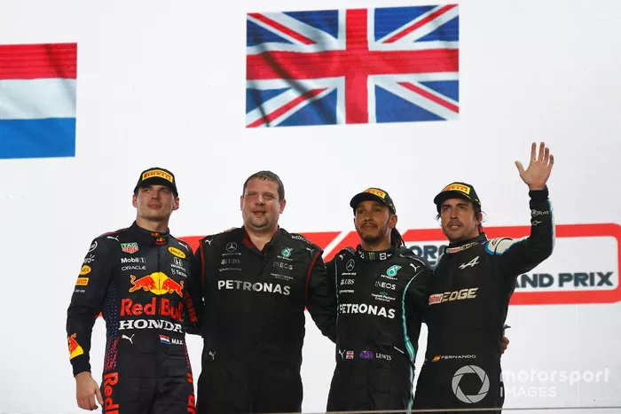 Podio: segundo lugar Max Verstappen, Red Bull Racing, ganador Lewis Hamilton, Mercedes, tercer lugar Fernando Alonso, Alpine F1