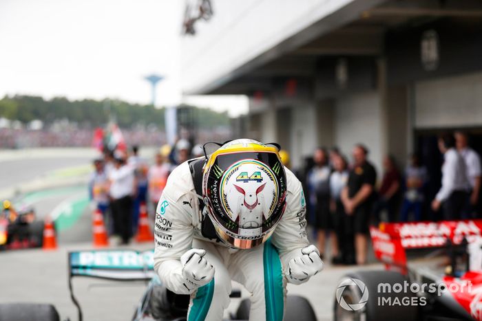 Lewis Hamilton, Mercedes AMG F1, 1er puesto, celebra a su llegada al Parc Ferme.