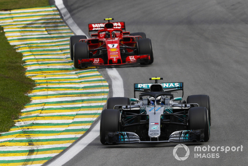 Валттері Боттас, Mercedes AMG F1 W09, попереду Кімі Райкконена, Ferrari SF71H.