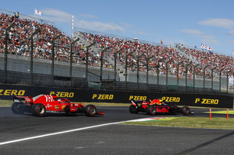 Max Verstappen, Red Bull Racing RB14, precede Sebastian Vettel, Ferrari SF71H