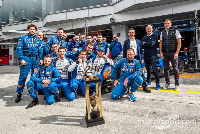 Nicolas Lapierre, Andre Negrao, Pierre Thiriet, Signatech Alpine Matmut with the 24 Hours of Le Mans LMP2 winner trophy