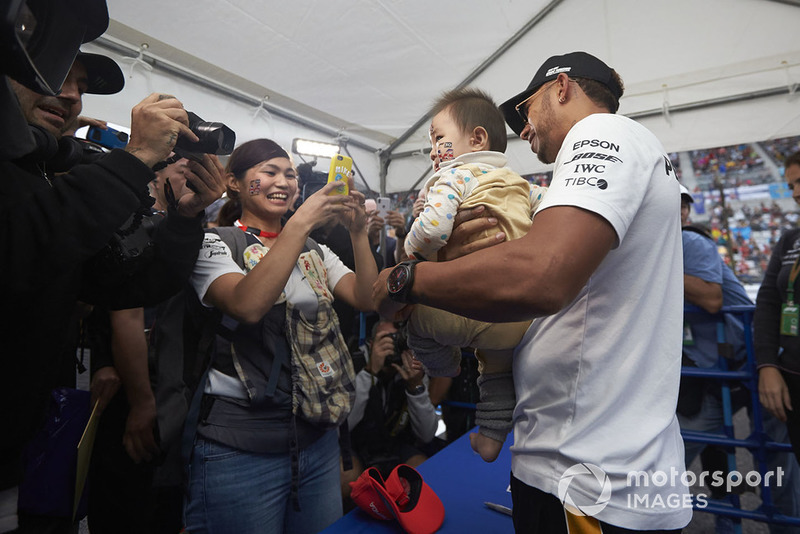 Lewis Hamilton, Mercedes AMG F1, meets a very young fan