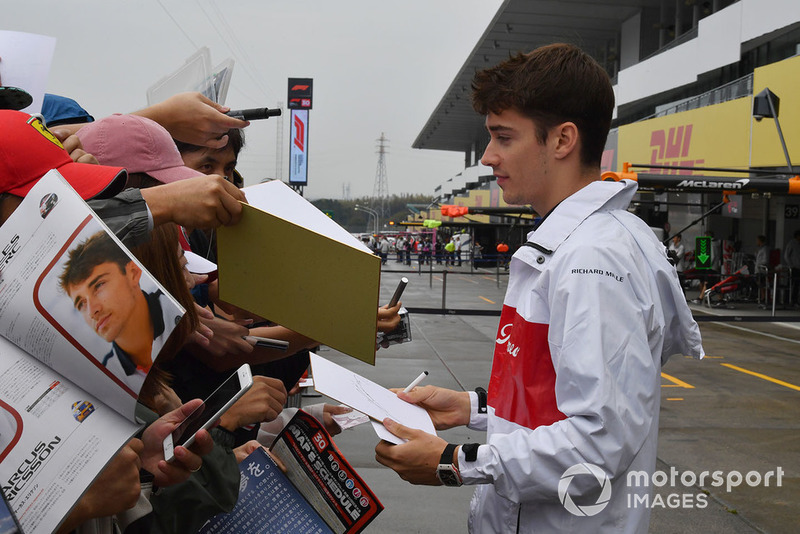 Charles Leclerc, Sauber signs autographs for the fans