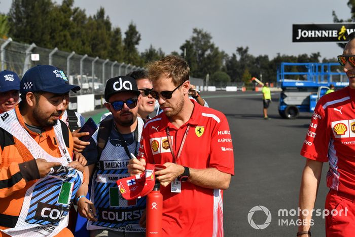 Sebastian Vettel, Ferrari firma autógrafos para mariscales en camino