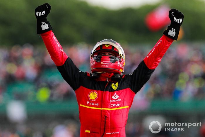 Ganador Carlos Sainz, Ferrari, celebra en Parc Ferme 

