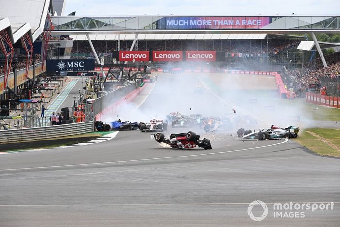 El accidente de Zhou Guanyu, Alfa Romeo C42, al inicio de la carrera