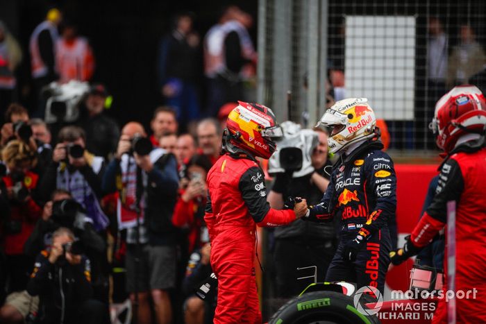 Max Verstappen, de Red Bull Racing, felicita al hombre de la pole, Carlos Sainz, de Ferrari, tras la clasificación